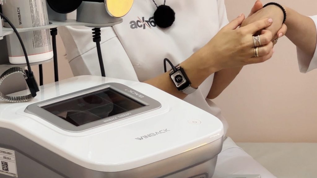 Специалист DR PROF проводит процедуру TECAR-терапии на аппарате Back3 UroGyn